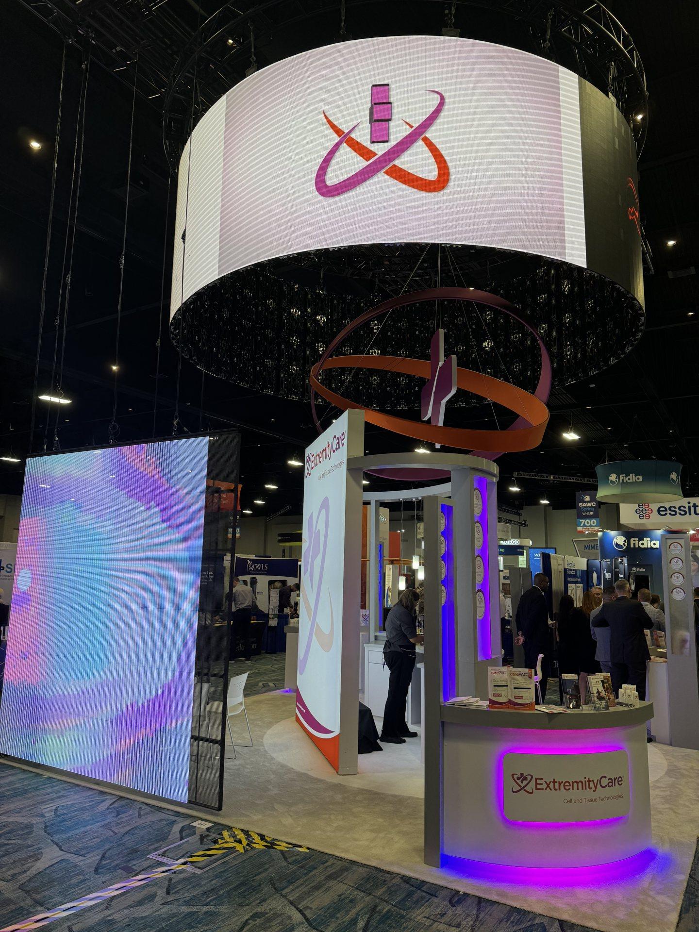A Lamar Exhibits booth on the show floor